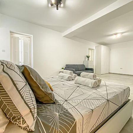 Designer Duplex Penthouse In Floriana Apartment Ngoại thất bức ảnh